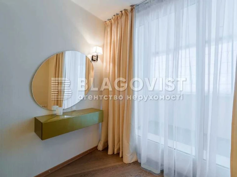 Apartment. Kyiv, Sribnokilska Street.