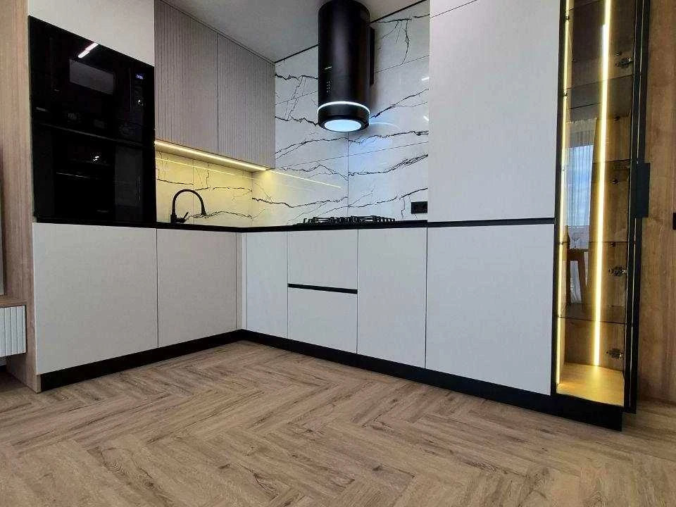 Apartment. Ivano-Frankivsk, Yuliana Pelesha St., 3, k.