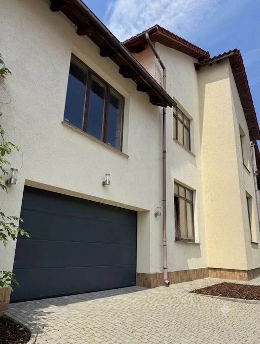 Complex "White Flower"!  House on 6 acres! 16th century B. Fontana!