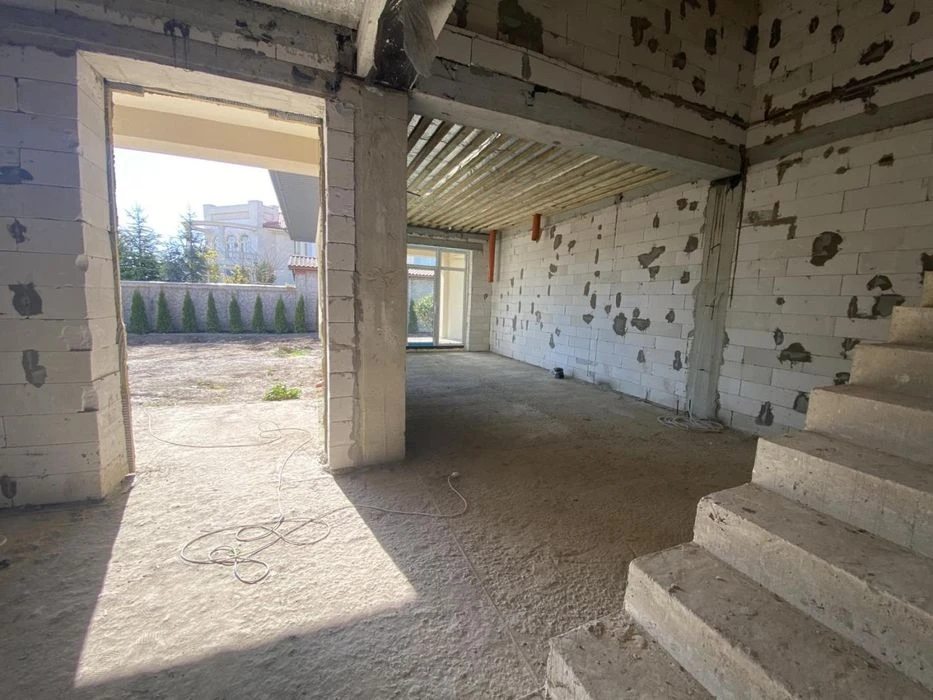 Замечательная коробка в центре Совиньона. 190 кв.м. 6 соток