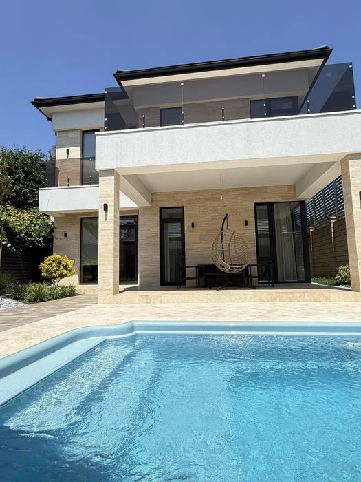 I will sell a new stylish house on the fountain, with a pool, no one