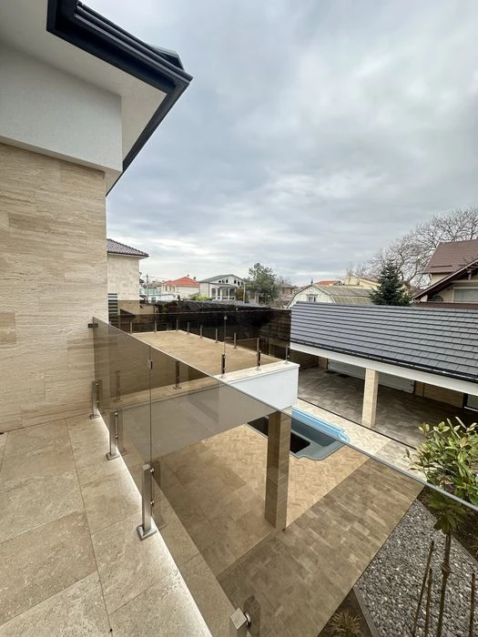 I will sell a new stylish house on the fountain, with a pool, no one