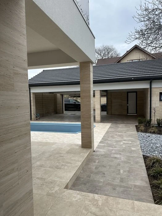 I will sell a new stylish house on the fountain, with a pool, no one