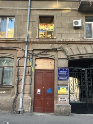 Продается своя трехкомнатная квартира.