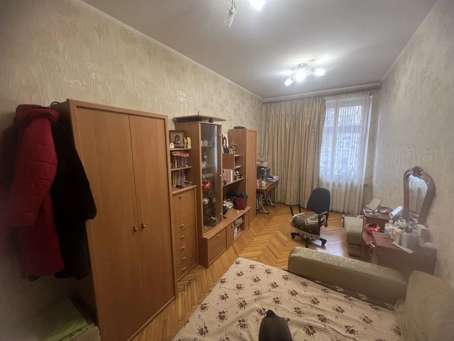 Продается своя трехкомнатная квартира.