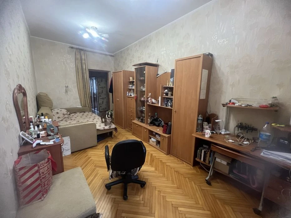 Продается своя трехкомнатная квартира.