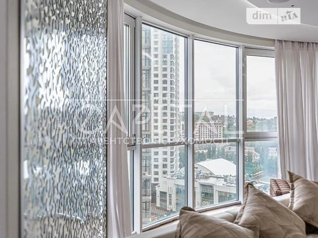 Sale of 3-room apartment 150 sq. m. on Andriy Verkhoglyada St. 20 •