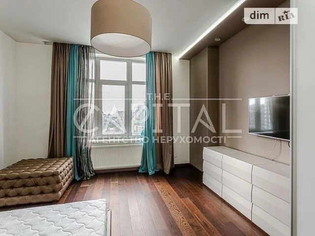 Sale of 3-room apartment 150 sq. m. on Andriy Verkhoglyada St. 20 •
