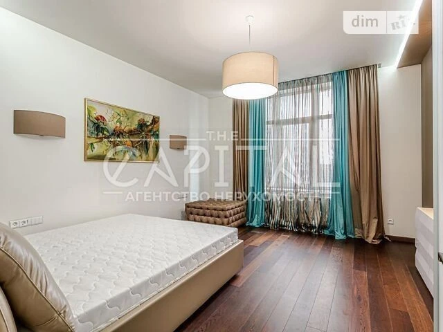Sale of 3-room apartment 150 sq. m. on Andriy Verkhoglyada St. 20 •