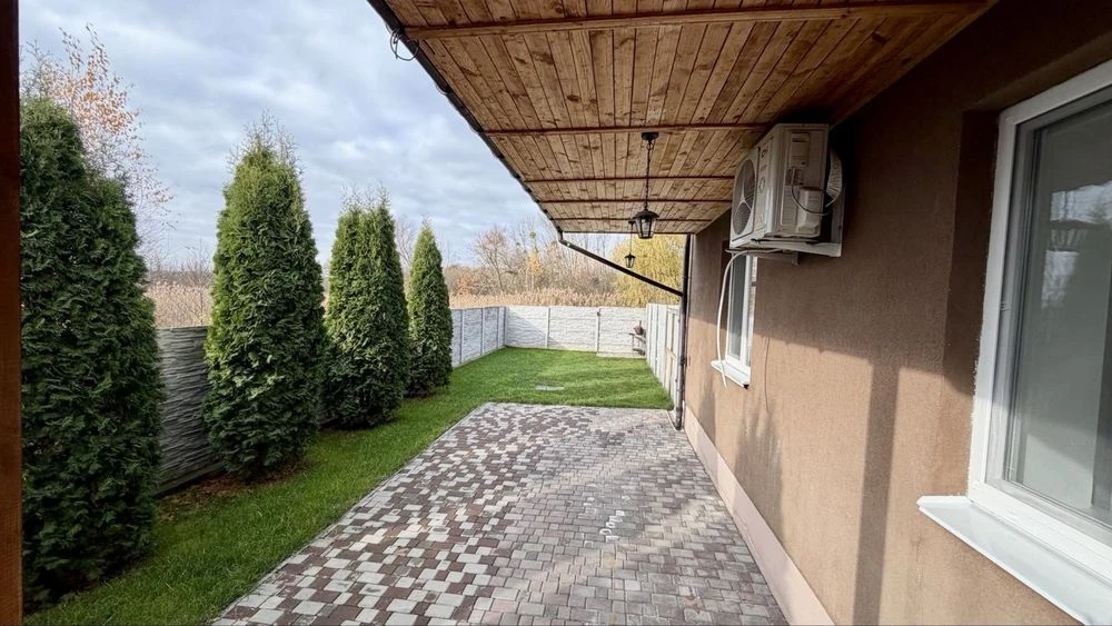 Продаж 2 к квартира на Вишеньці з власним двором