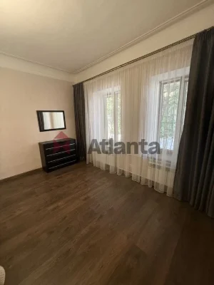 Cozy house on Slobidka with its own yard!