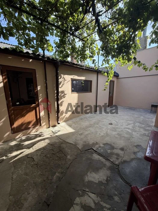 Cozy house on Slobidka with its own yard!