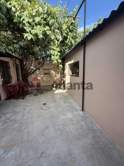 Cozy house on Slobidka with its own yard!