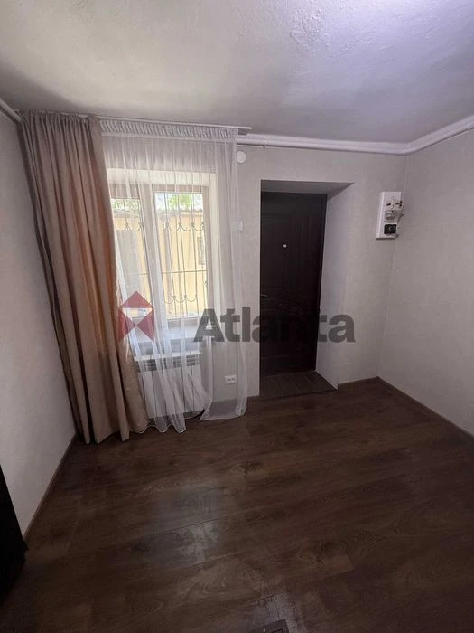 Cozy house on Slobidka with its own yard!