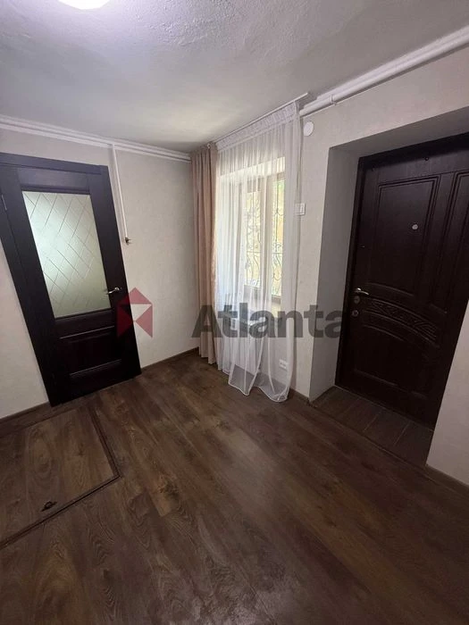 Cozy house on Slobidka with its own yard!