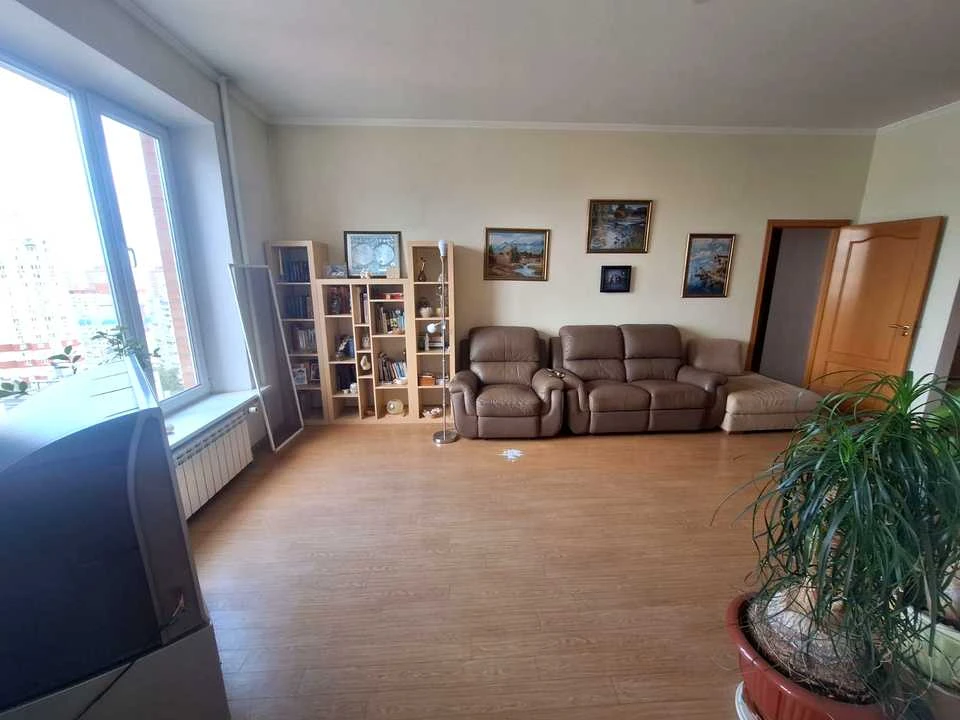 Apartment. Kyiv, Sribnokilska Street.