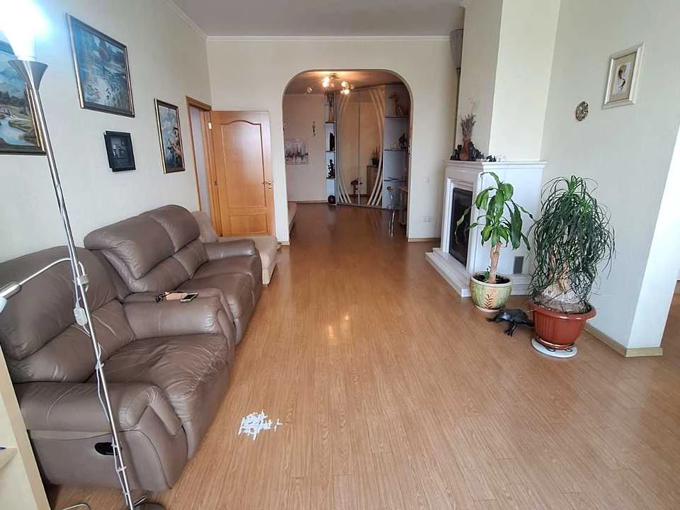 Apartment. Kyiv, Sribnokilska Street.