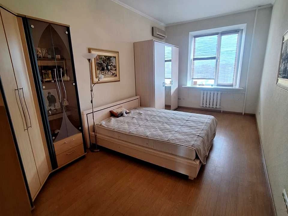 Apartment. Kyiv, Sribnokilska Street.