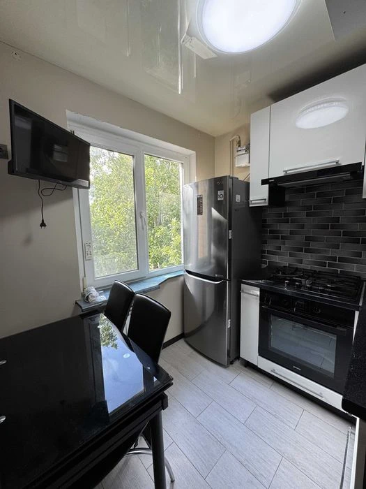 2-комнатная квартира с ремонтом, ул. Героев Крут рядом с Дом