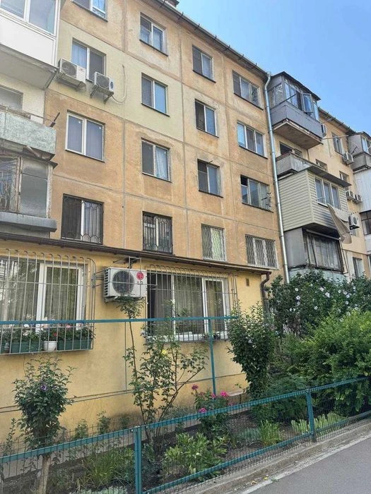 Продам 3-ком. квартиру на Черемушках.  остановка "Приват Бан