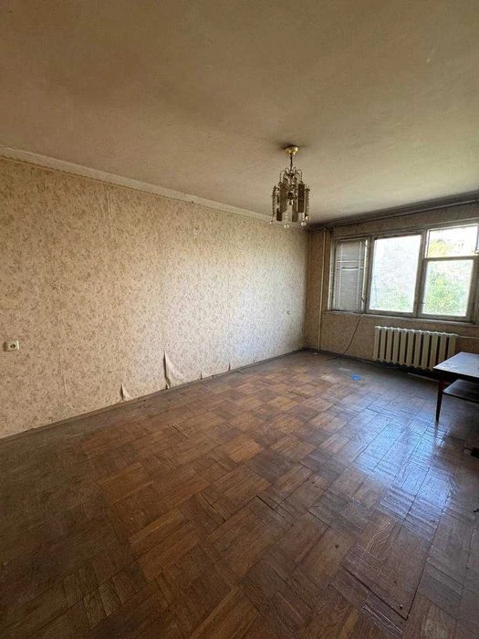 Продам 3-ком. квартиру на Черемушках.  остановка "Приват Бан
