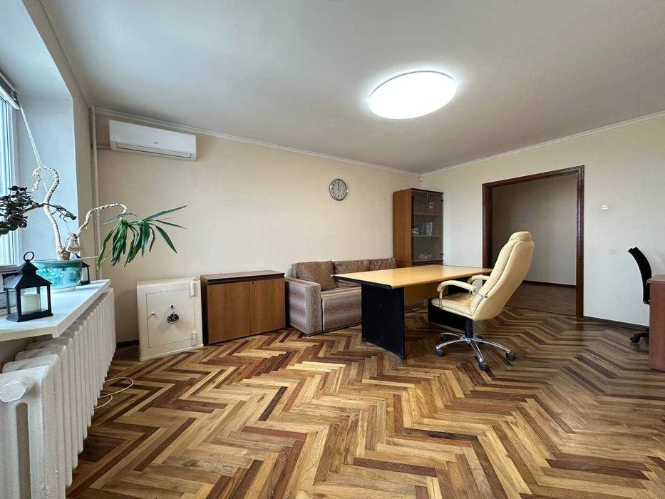 For sale 5-room two-story apartment 163.6 m² about a meter