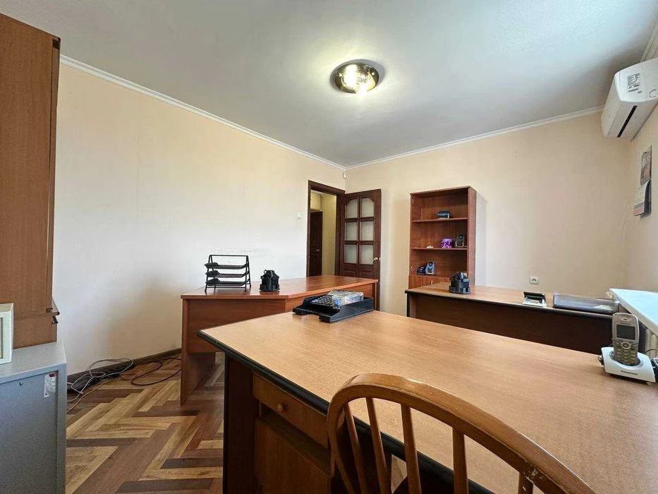 For sale 5-room two-story apartment 163.6 m² about a meter