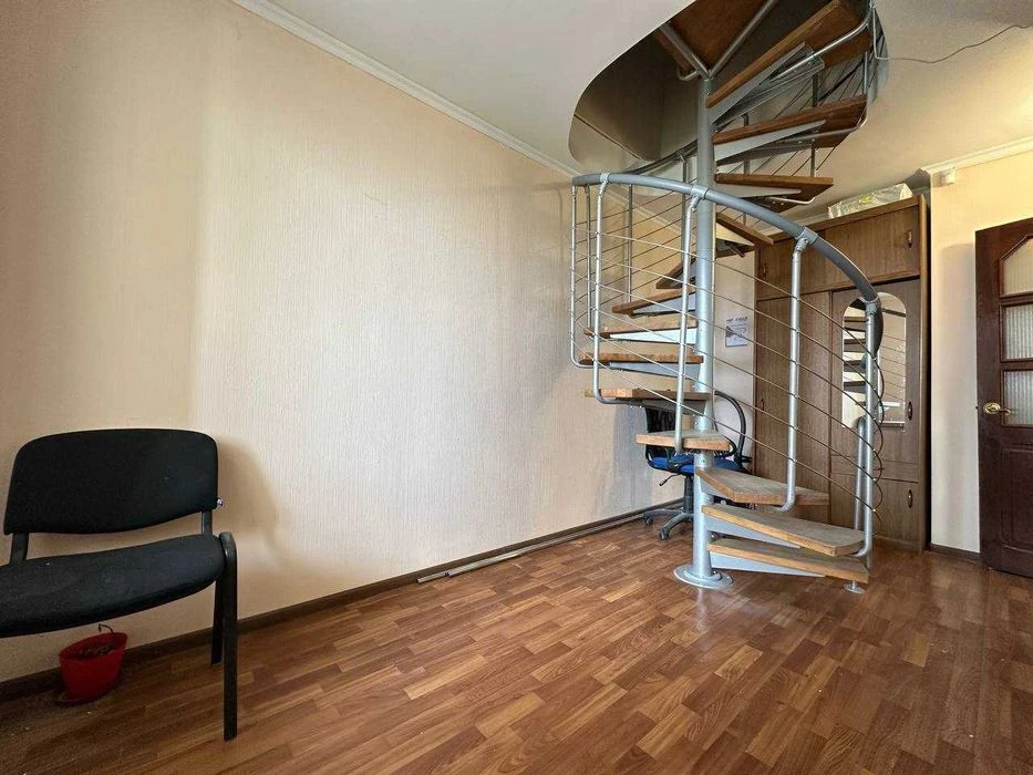 For sale 5-room two-story apartment 163.6 m² about a meter
