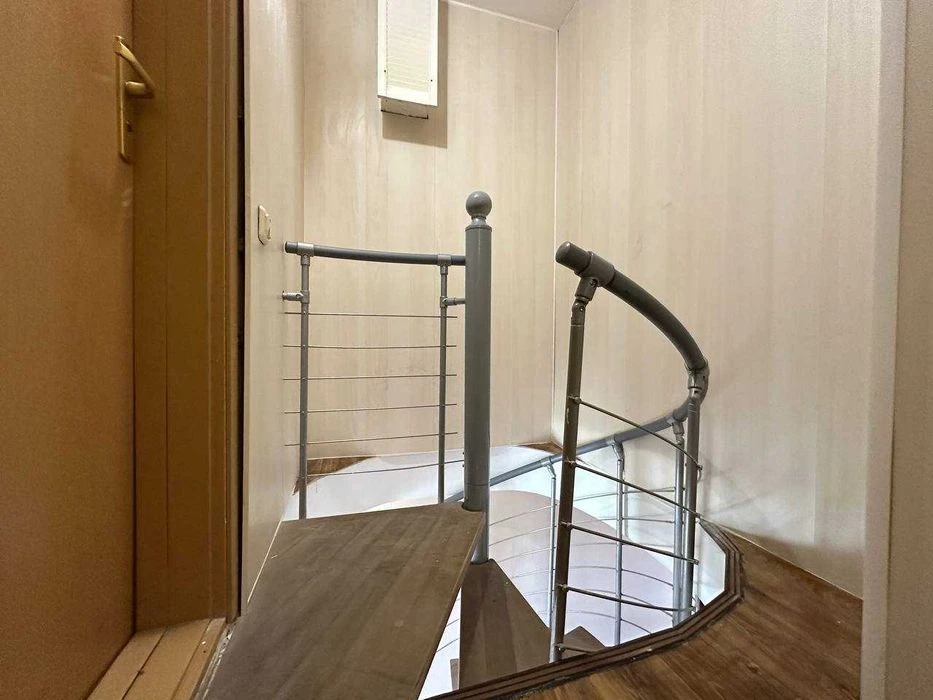 For sale 5-room two-story apartment 163.6 m² about a meter