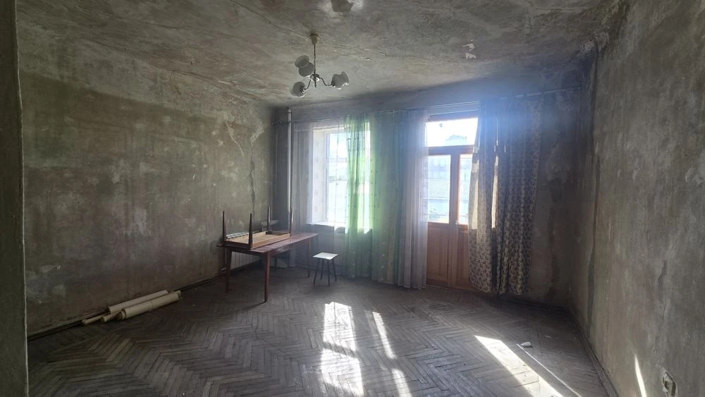 For sale! 3-room apartment in the center of Freedom Square.
