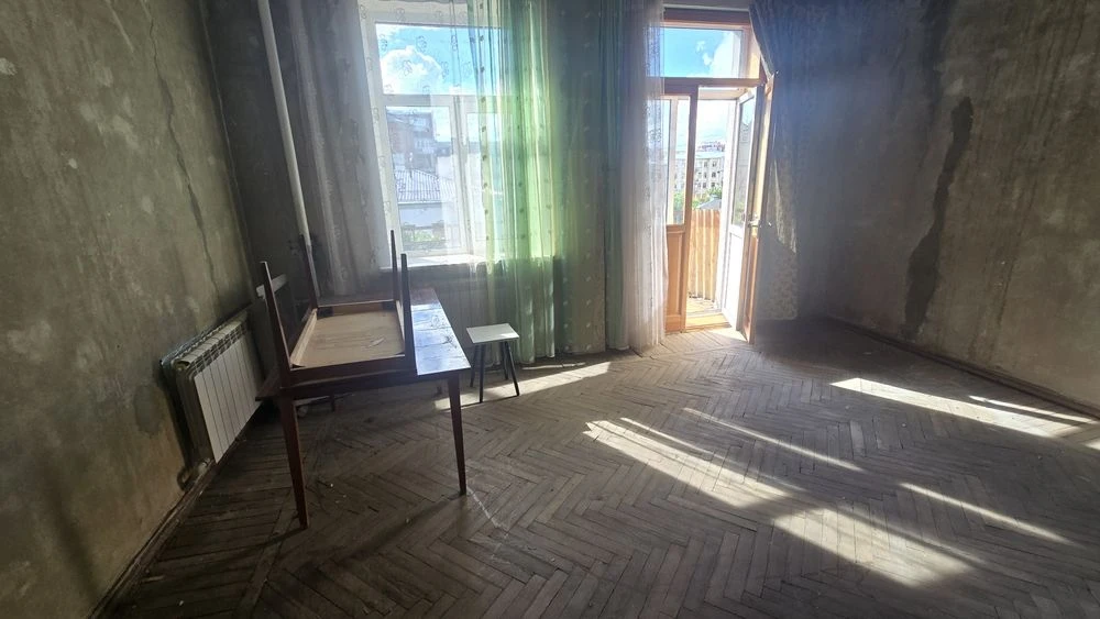 For sale! 3-room apartment in the center of Freedom Square.