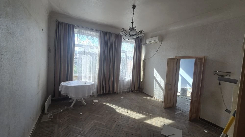 For sale! 3-room apartment in the center of Freedom Square.