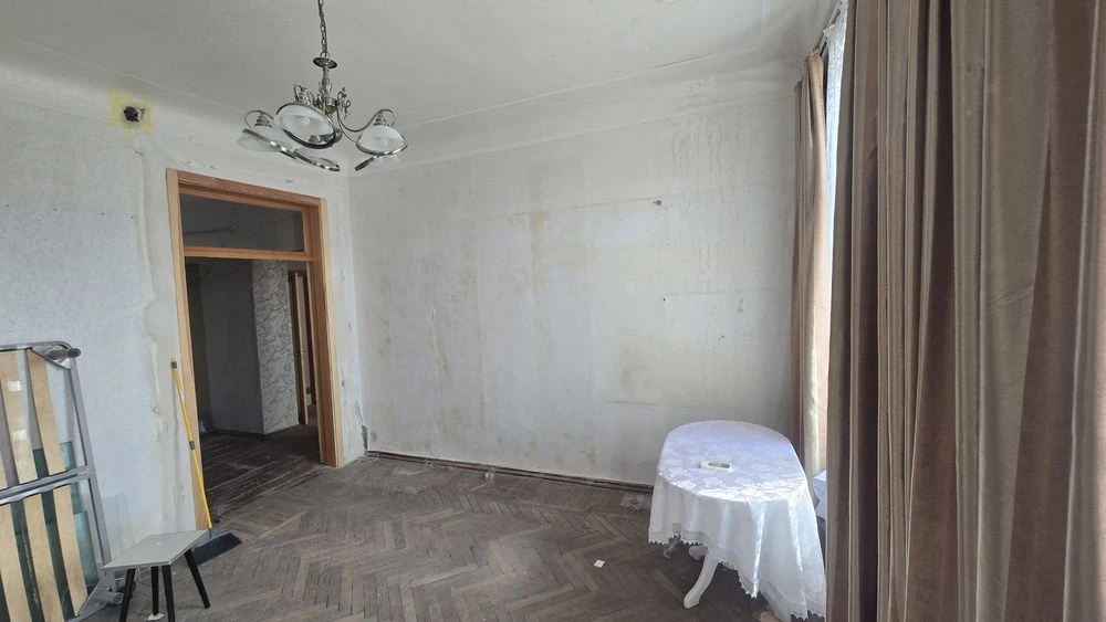 For sale! 3-room apartment in the center of Freedom Square.
