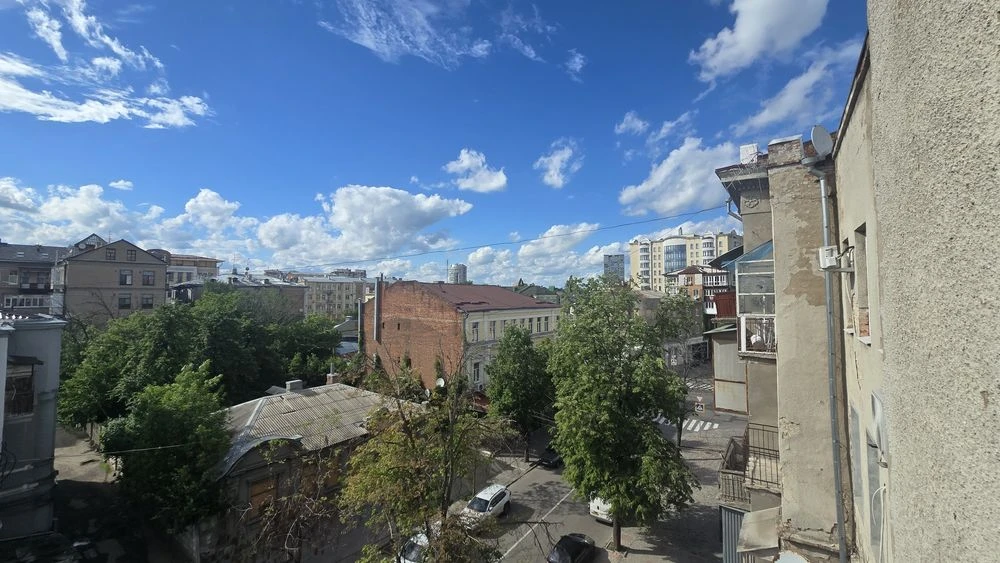 For sale! 3-room apartment in the center of Freedom Square.