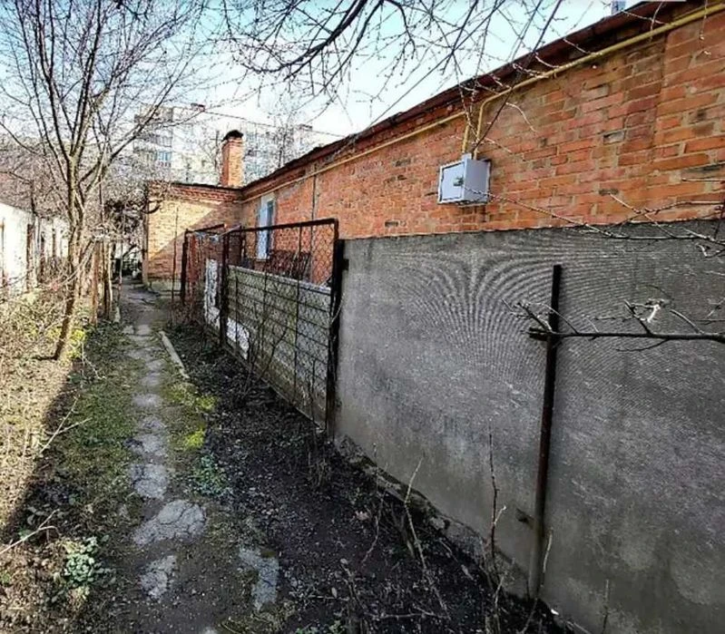 I will sell part of the house on Lyali Ratushnoi Street, 8289.
