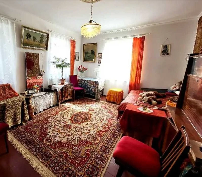 I will sell part of the house on Lyali Ratushnoi Street, 8289.