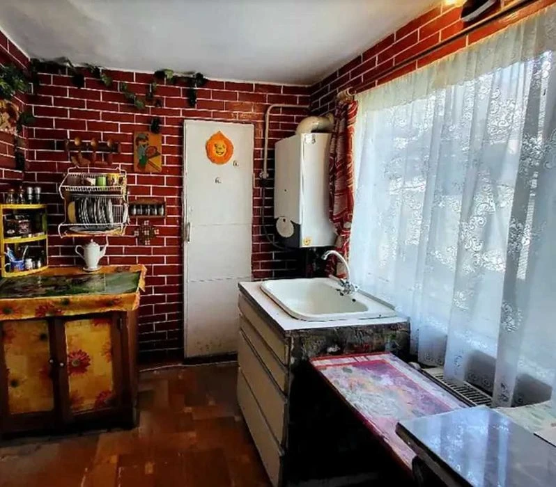 I will sell part of the house on Lyali Ratushnoi Street, 8289.