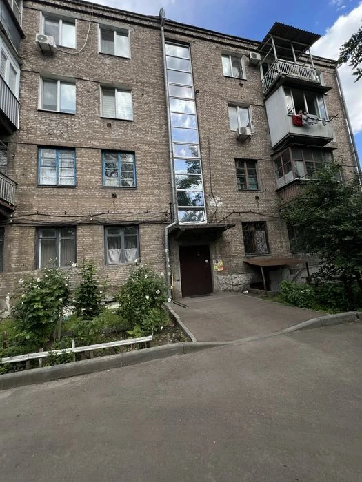Рядом Центр 2 комнатная Продажа средний этаж