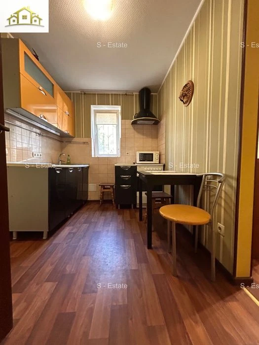 Half of a 46m2 house for sale, Kholodnaya Gora metro station, 5 minutes away. Video available.