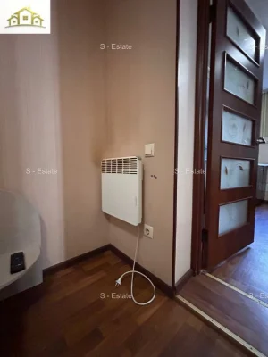 Half of a 46m2 house for sale, Kholodnaya Gora metro station, 5 minutes away. Video available.