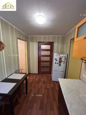 Half of a 46m2 house for sale, Kholodnaya Gora metro station, 5 minutes away. Video available.