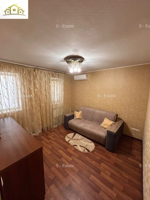 Half of a 46m2 house for sale, Kholodnaya Gora metro station, 5 minutes away. Video available.