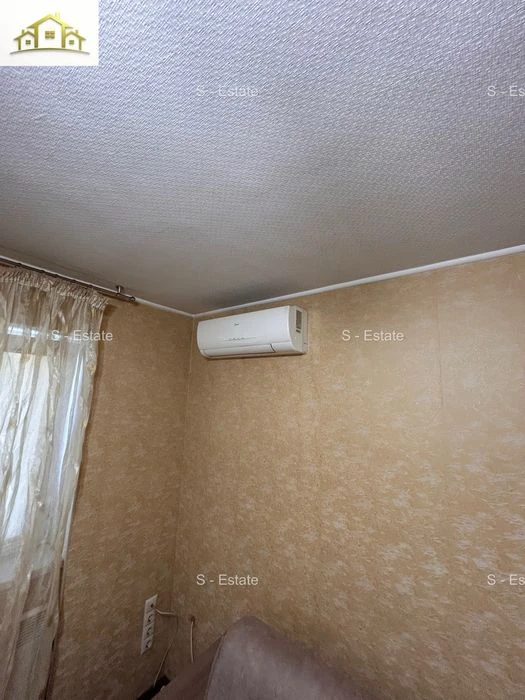 Half of a 46m2 house for sale, Kholodnaya Gora metro station, 5 minutes away. Video available.