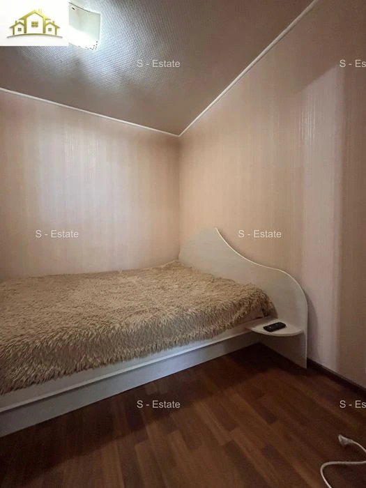 Half of a 46m2 house for sale, Kholodnaya Gora metro station, 5 minutes away. Video available.