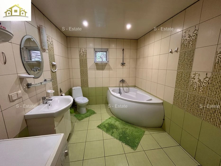 Half of a 46m2 house for sale, Kholodnaya Gora metro station, 5 minutes away. Video available.