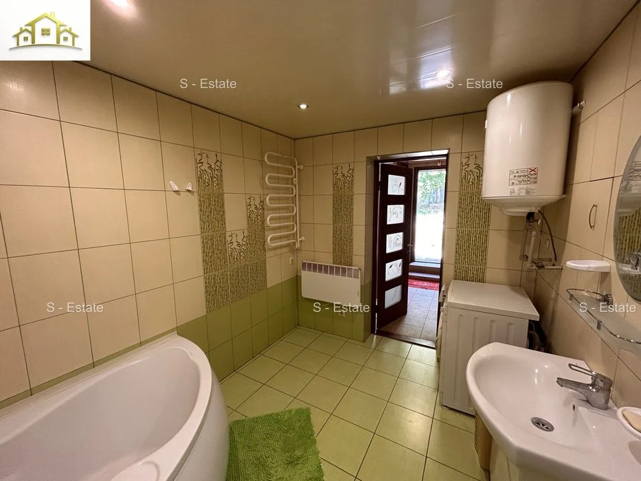 Half of a 46m2 house for sale, Kholodnaya Gora metro station, 5 minutes away. Video available.