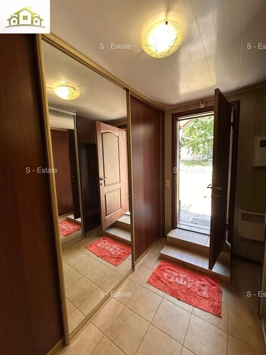 Half of a 46m2 house for sale, Kholodnaya Gora metro station, 5 minutes away. Video available.