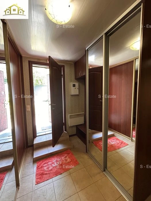 Half of a 46m2 house for sale, Kholodnaya Gora metro station, 5 minutes away. Video available.