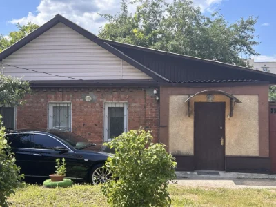 Half of a 46m2 house for sale, Kholodnaya Gora metro station, 5 minutes away. Video available.