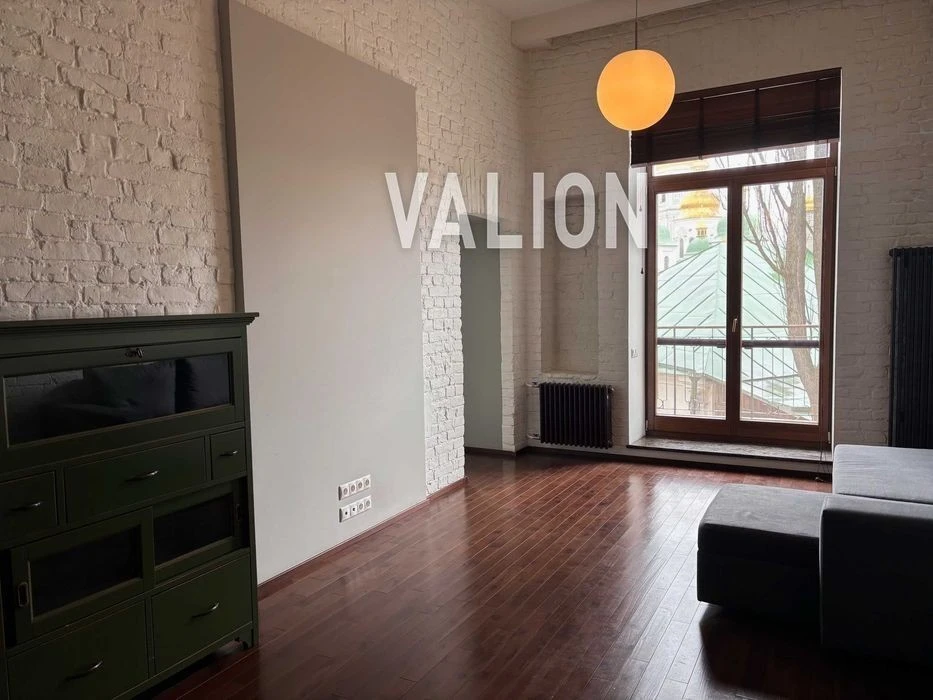 I will sell a 1-room apartment in the historical center of Kyiv. Stril